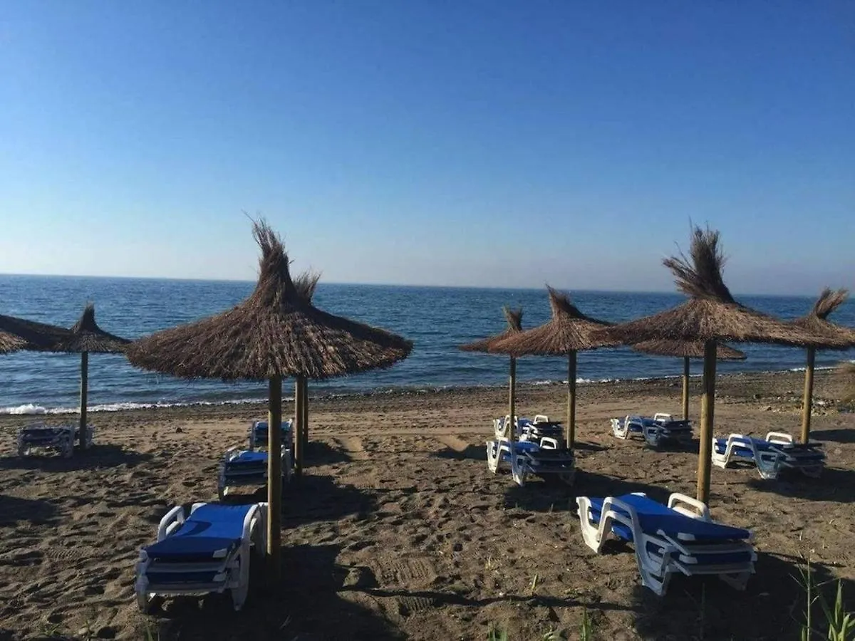 110 - Beach Two-Bedroom Apartment إِستيبونا