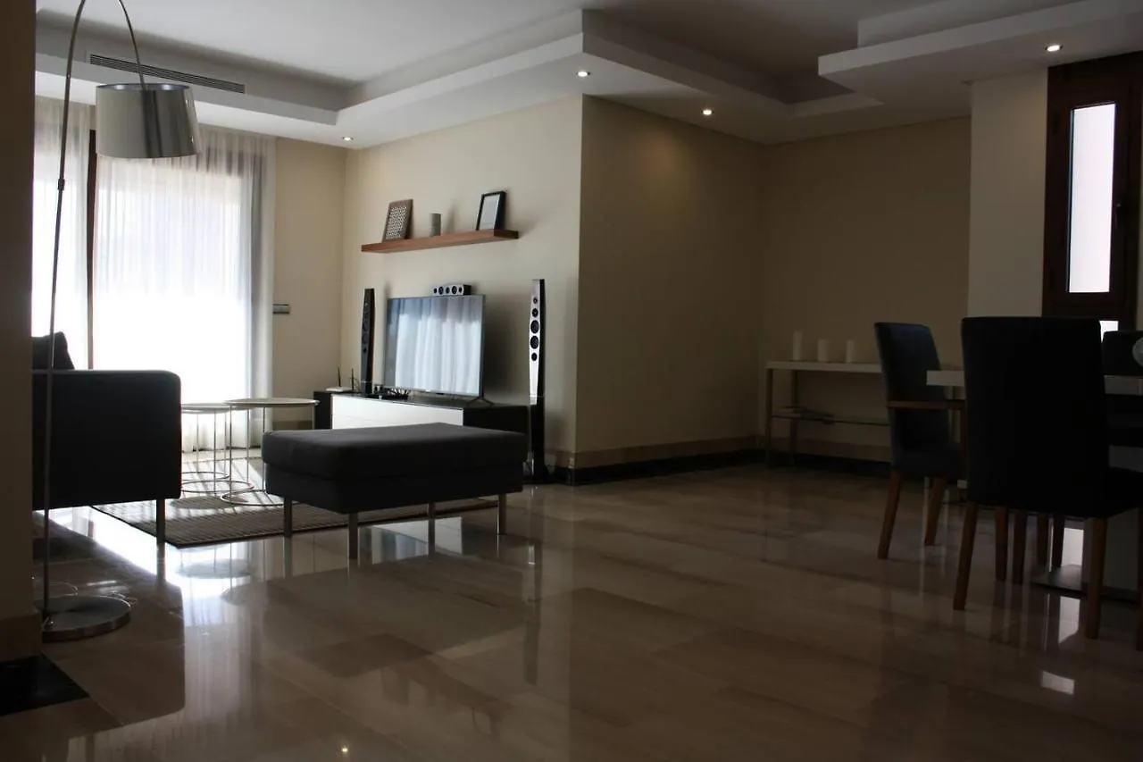 110 - Beach Two-Bedroom Apartment إِستيبونا